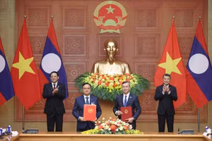 Thủ tướng Lê Minh Hưng và Thủ tướng Cộng hòa Dân chủ Nhân dân Lào Sonexay Siphandone chứng kiến trao Thỏa thuận hợp tác giữa Bộ Tài chính Việt Nam và Bộ Tài chính Lào giai đoạn 2026-2030 - Ảnh: VGP/Nhật Bắc