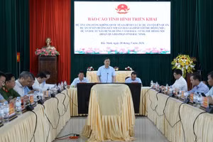Phó Thủ tướng Thường trực nhấn mạnh các dự án, đặc biệt là sân bay Gia Bình và tuyến đường kết nối với Thủ đô, phải bảo đảm tiến độ gắn với yêu cầu phục vụ các nhiệm vụ đối ngoại quan trọng, trong đó có Hội nghị Cấp cao APEC 2027 - Ảnh: VGP/Phương Nguyên