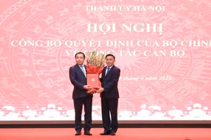 Ủy viên Bộ Chính trị, Thường trực Ban Bí thư Trần Cẩm Tú đã trao Quyết định của Bộ Chính trị phân công, chỉ định đồng chí Trần Đức Thắng, Ủy viên Bộ Chính trị, Bộ trưởng Bộ Nông nghiệp và Môi trường nhiệm kỳ 2021-2026 giữ chức Bí thư Thành ủy Hà Nội khóa XVIII, nhiệm kỳ 2025-2030 - Ảnh: QT