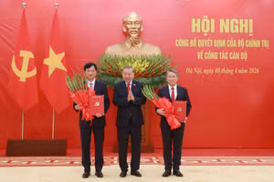 Tổng Bí thư, Chủ tịch nước Tô Lâm trao Quyết định của Bộ Chính trị và tặng hoa chúc mừng Trưởng ban Tổ chức Trung ương Nguyễn Duy Ngọc và Chánh Văn phòng Trung ương Đảng Nguyễn Hải Ninh - Ảnh: TTXVN