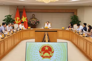 Phó Thủ tướng Lê Tiến Châu họp với các bộ, cơ quan ngang bộ về dự thảo Đề án thí điểm đánh giá, chấm điểm (KPI) về công tác xây dựng pháp luật - Ảnh: VGP/Thu Sa