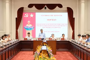 Phó Chủ nhiệm Văn phòng Chủ tịch nước Cấn Đình Tài công bố các Lệnh của Chủ tịch nước