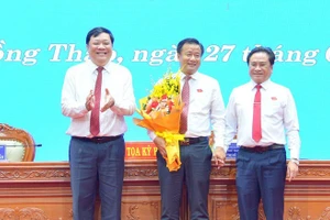 Lãnh đạo tỉnh Đồng Tháp chúc mừng ông Nguyễn Phước Thiện - Ảnh: VGP/LS