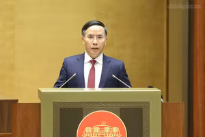 Thống đốc Ngân hàng Nhà nước Việt Nam Phạm Đức Ấn trình bày Tờ trình tại kỳ họp - Ảnh: VGP/Nhật Bắc