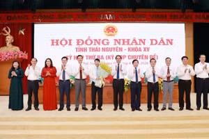 Ông Trần Văn Hậu (ôm hoa) được Lãnh đạo tỉnh Thái Nguyên tặng hoa, chúc mừng