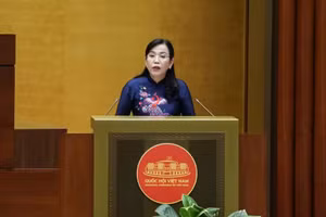 Chủ nhiệm Ủy ban Khoa học, Công nghệ và Môi trường của Quốc hội trình bày Báo cáo tóm tắt thẩm tra về dự án Luật sửa đổi, bổ sung một số điều của Luật Tần số vô tuyến điện, Luật Viễn thông, Luật Giao dịch điện tử và Luật Chuyển giao công nghệ. (Ảnh: quochoi.vn)