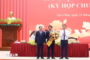 Ủy viên Trung ương Đảng, Bí thư Tỉnh ủy, Chủ tịch Hội đồng Nhân dân tỉnh Lai Châu Lê Minh Ngân và Chủ tịch Ủy ban Nhân dân tỉnh Lai Châu Hà Quang Trung tặng hoa chúc mừng ông Lý Công Hậu. (Ảnh: Việt Dũng/TTXVN)