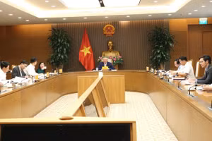 Phó Thủ tướng Thường trực Chính phủ Nguyễn Hòa Bình chủ trì cuộc họp về hoàn thiện dự thảo Quy chế hoạt động của Trung tâm Tài chính quốc tế Việt Nam - Ảnh: VGP/Nguyễn Hoàng