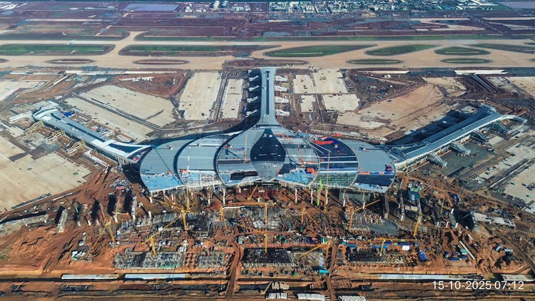 Giữa đại công trường nắng gió, hình hài đóa sen cách điệu, biểu tượng của nhà ga hành khách sân bay Long Thành đang dần hoàn thiện. Ảnh: Phục Hưng Holdings