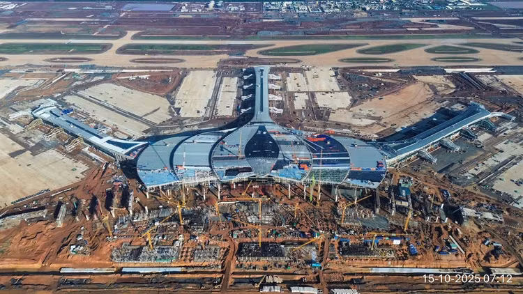 Giữa đại công trường nắng gió, hình hài đóa sen cách điệu, biểu tượng của nhà ga hành khách sân bay Long Thành đang dần hoàn thiện. Ảnh: Phục Hưng Holdings