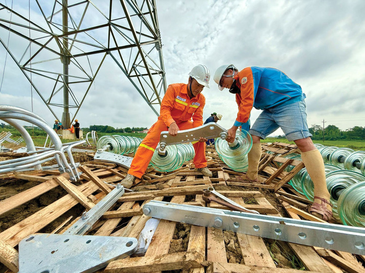 Nhiều gói thầu yêu cầu số lượng công nhân kỹ thuật quá mức cần thiết kèm theo bằng cấp, chứng chỉ… tại mục tiêu chuẩn đánh giá về kỹ thuật của hồ sơ mời thầu. Ảnh minh họa: Nhã Chi