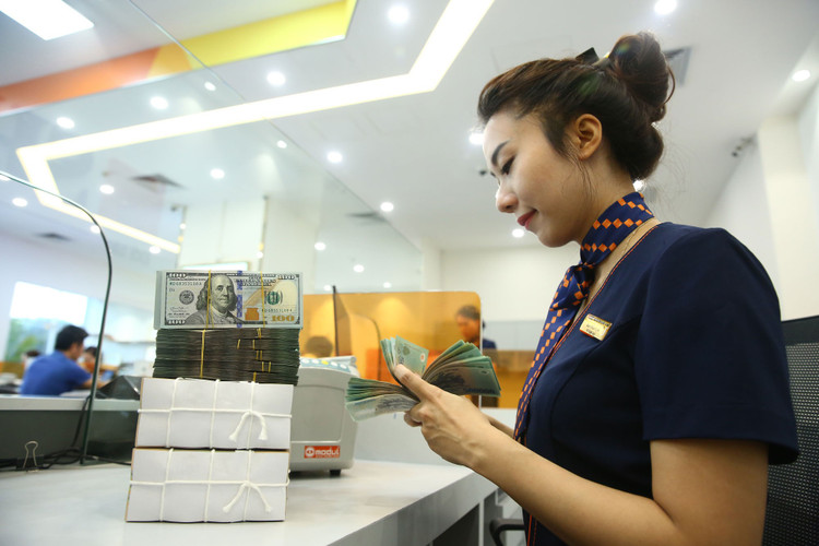 Ngày 22/8, Ngân hàng Nhà nước niêm yết tỷ giá USD/VND trung tâm ở mức 25.298 đồng, tăng 3,95% so với đầu năm 2025. Ảnh: Lê Tiên