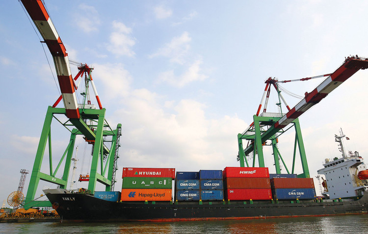 Lũy kế từ đầu năm đến hết tháng 9/2025, cán cân thương mại thặng dư 16,83 tỷ USD. Ảnh: Nhã Chi