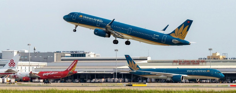 Máy bay cất cánh tại Cảng Hàng không quốc tế Nội Bài. (Ảnh: PV/Vietnam+)