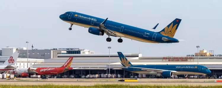 Máy bay cất cánh tại Cảng Hàng không quốc tế Nội Bài. (Ảnh: PV/Vietnam+)