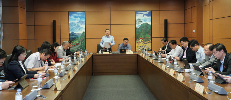 Các đại biểu Quốc hội thảo luận tại Tổ 3