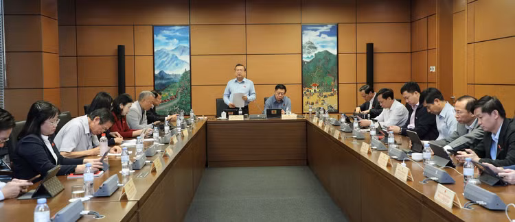 Các đại biểu Quốc hội thảo luận tại Tổ 3