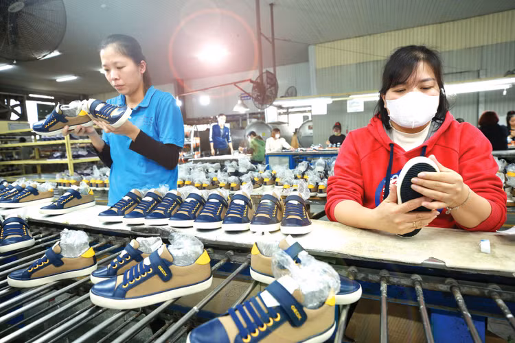 Để giữ vững mục tiêu CPI cả năm trong khoảng 4 - 4,5%, dòng chảy tín dụng cần tập trung vào xuất khẩu, sản xuất - lĩnh vực thiết yếu cho tăng trưởng GDP. Ảnh: Lê Tiên