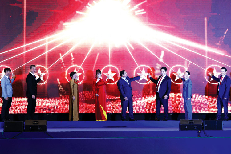 Tại Chương trình Mô hình toàn cảnh Kinh tế tư nhân lần thứ nhất tổ chức ngày 10/10/2025, Thủ tướng Chính phủ Phạm Minh Chính thúc đẩy các doanh nghiệp, doanh nhân tư nhân "3 tiên phong" để "công-tư đồng kiến quốc". Ảnh: Như Ý