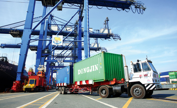 Chi phí logistics ở Việt Nam tương đương khoảng 18% GDP, trong khi mức bình quân thế giới là 14%. Ảnh: Song Lê