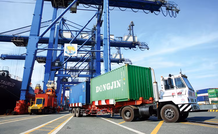Chi phí logistics ở Việt Nam tương đương khoảng 18% GDP, trong khi mức bình quân thế giới là 14%. Ảnh: Song Lê