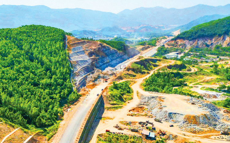 Các nhà thầu trên công trường cao tốc Bắc - Nam tất bật tái khởi động các mũi thi công sau mưa lũ. Ảnh minh họa: CTV