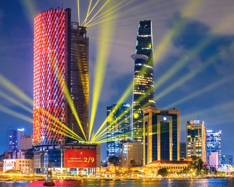 80 năm kể từ ngày Tuyên ngôn độc lập vang lên trên Quảng trường Ba Đình, Việt Nam hiện thuộc nhóm 40 nước có nền kinh tế lớn nhất thế giới, 20 nền kinh tế hàng đầu về thương mại. Ảnh: Đông Giang