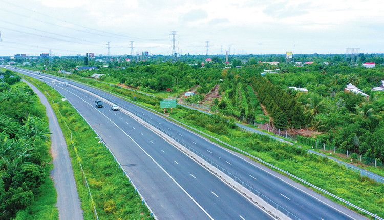 Tính đến ngày 28/8/2025, Bộ Xây dựng đã nhận được đề xuất đầu tư mở rộng toàn tuyến cao tốc Bắc - Nam phía Đông từ 4 làn xe lên 6 - 8 làn xe của 10 nhà đầu tư trong nước. Ảnh: Song Lê