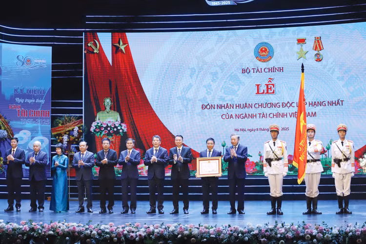 Thay mặt Đảng, Nhà nước, Tổng Bí thư Tô Lâm trao tặng Huân chương Độc lập hạng Nhất cho Bộ Tài chính. Ảnh: Hà Thanh