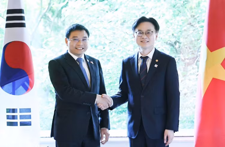 Bộ trưởng Nguyễn Văn Thắng chúc mừng ông Kim Jung Kwan, được bổ nhiệm làm Bộ trưởng Bộ Thương mại, Công nghiệp và Năng lượng Hàn Quốc