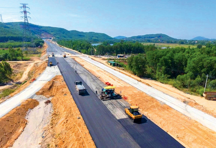 Nhiều gói thầu xây đang được gáp rút triển khai để bảo đảm tiến độ giải ngân và hoàn thành kế hoạch đầu tư công trong năm 2025. Ảnh: Song Lê