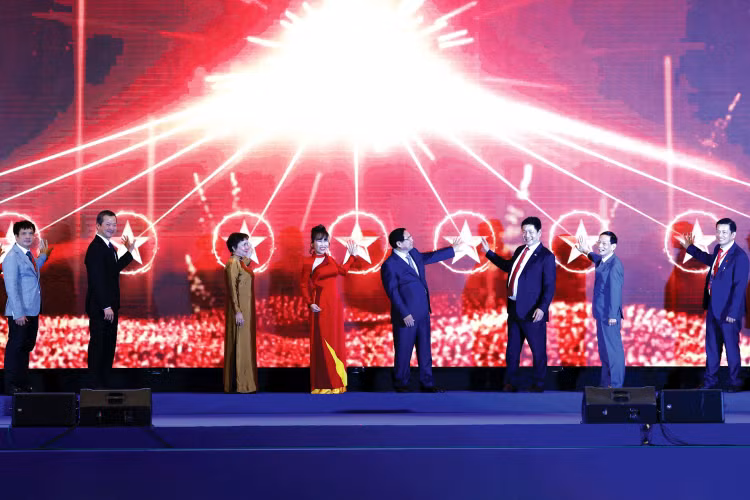 Tại Chương trình Mô hình toàn cảnh Kinh tế tư nhân lần thứ nhất tổ chức ngày 10/10/2025, Thủ tướng Chính phủ Phạm Minh Chính thúc đẩy các doanh nghiệp, doanh nhân tư nhân "3 tiên phong" để "công-tư đồng kiến quốc". Ảnh: Như Ý