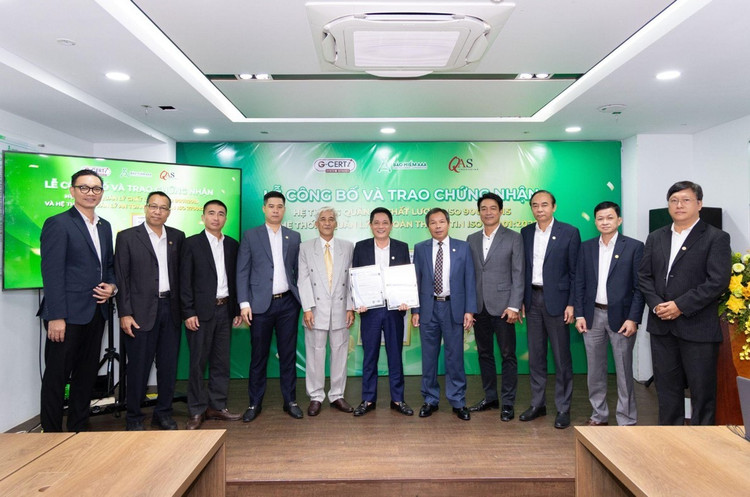 Ông Đoàn Trọng Thắng - Phó Tổng Giám đốc Điều hành - Trưởng Ban chỉ đạo ISO nhận 2 chứng nhận IS0 9001: 2015 & ISO 27001:2022 từ G-CERTI