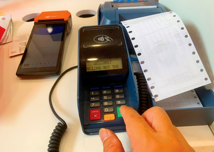 Việc áp dụng hóa đơn điện tử từ máy tính tiền giúp hộ kinh doanh quản lý hoạt động minh bạch hơn, theo dõi được dòng tiền. Ảnh: Nhã Chi
