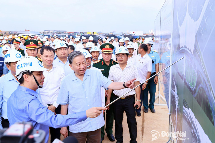 Lãnh đạo Tổng Công ty Cảng hàng không Việt Nam (ACV) báo cáo tiến độ Dự án Sân bay Long Thành với Tổng Bí thư Tô Lâm và đoàn công tác