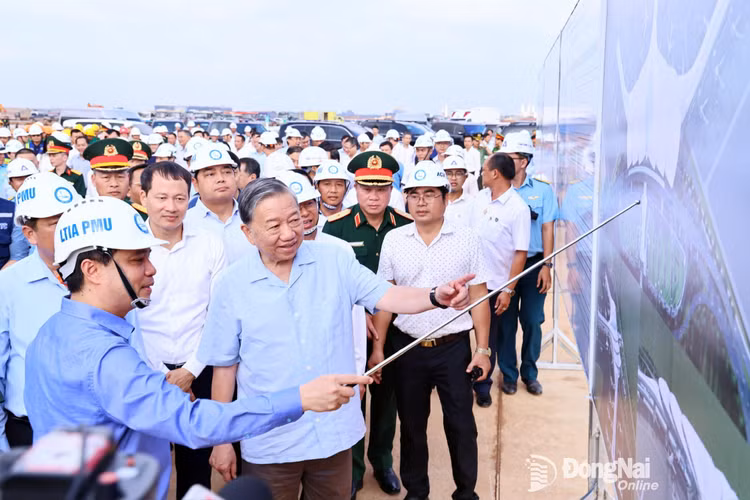 Lãnh đạo Tổng Công ty Cảng hàng không Việt Nam (ACV) báo cáo tiến độ Dự án Sân bay Long Thành với Tổng Bí thư Tô Lâm và đoàn công tác