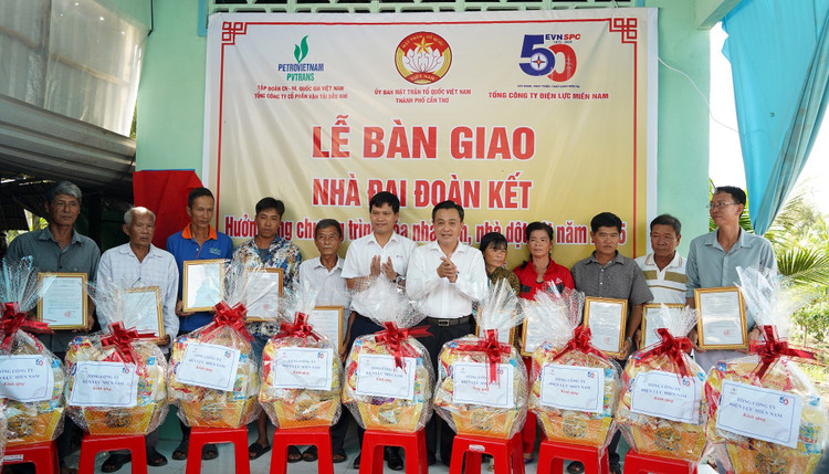 Ông Bùi Quốc Hoan - Phó Tổng giám đốc EVNSPC và ông Nguyễn Hồng Hà - Phó Trưởng Ban Tuyên giáo và Dân vận Thành ủy Cần Thơ trao quyết định tặng nhà và quà của EVNSPC cho các hộ dân trên địa bàn xã Đông Thuận, TP Cần Thơ