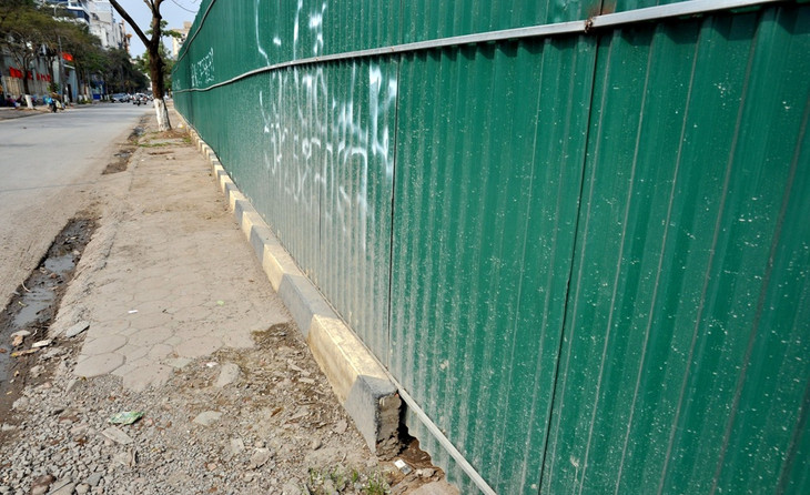 Hà Nội: Bậc tam cấp bị đập bỏ, nhiều dự án BĐS vẫn “ôm” trọn vỉa hè ảnh 6