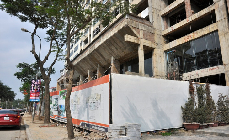 Hà Nội: Bậc tam cấp bị đập bỏ, nhiều dự án BĐS vẫn “ôm” trọn vỉa hè ảnh 15