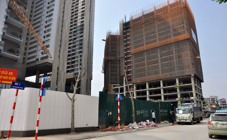 Hà Nội: Bậc tam cấp bị đập bỏ, nhiều dự án BĐS vẫn “ôm” trọn vỉa hè ảnh 13