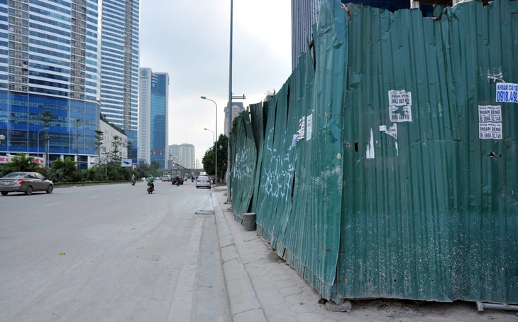 Hà Nội: Bậc tam cấp bị đập bỏ, nhiều dự án BĐS vẫn “ôm” trọn vỉa hè ảnh 8