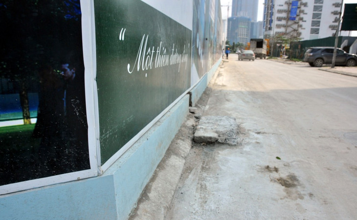 Hà Nội: Bậc tam cấp bị đập bỏ, nhiều dự án BĐS vẫn “ôm” trọn vỉa hè ảnh 2