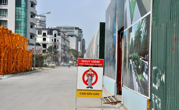 Hà Nội: Bậc tam cấp bị đập bỏ, nhiều dự án BĐS vẫn “ôm” trọn vỉa hè ảnh 3