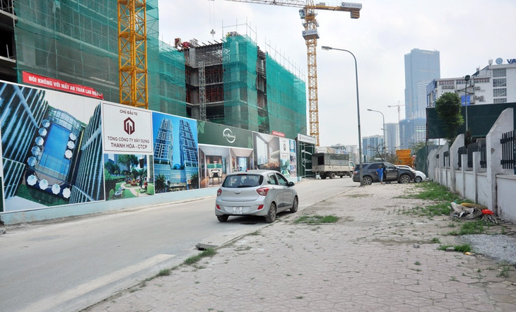 Hà Nội: Bậc tam cấp bị đập bỏ, nhiều dự án BĐS vẫn “ôm” trọn vỉa hè ảnh 4