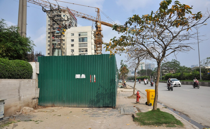 Hà Nội: Bậc tam cấp bị đập bỏ, nhiều dự án BĐS vẫn “ôm” trọn vỉa hè ảnh 11