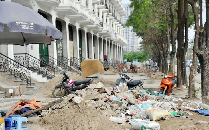 Hà Nội: Bậc tam cấp bị đập bỏ, nhiều dự án BĐS vẫn “ôm” trọn vỉa hè ảnh 18