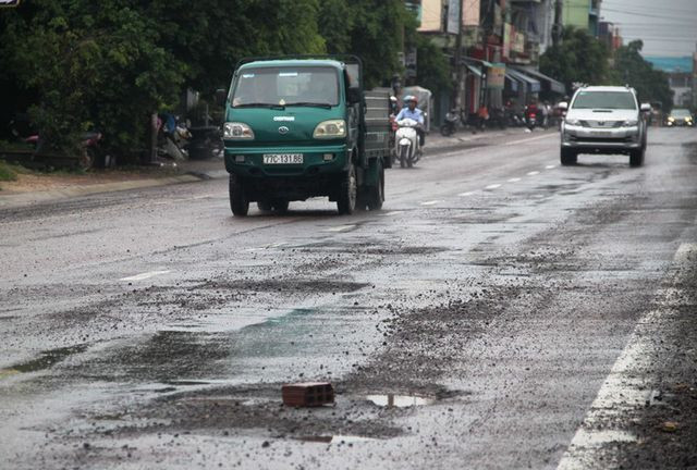 Bình Định: Sẽ dừng thu phí BOT nếu để Quốc lộ 1 xấu xí, hư hỏng ảnh 1