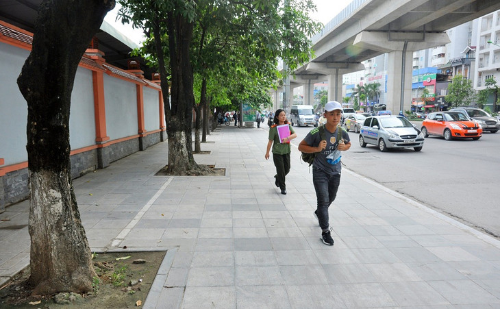 Vỉa hè Hà Nội ngổn ngang “thay áo” mới có độ bền 70 năm ảnh 15