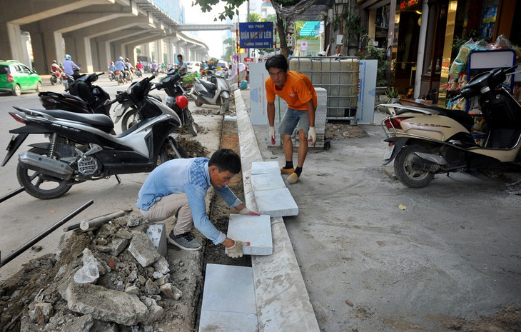 Vỉa hè Hà Nội ngổn ngang “thay áo” mới có độ bền 70 năm ảnh 4