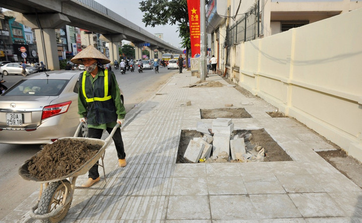 Vỉa hè Hà Nội ngổn ngang “thay áo” mới có độ bền 70 năm ảnh 2